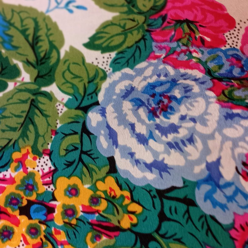 'CLUB 7 ECHO' Large Chintzy Floral 100% Silk Scarf 31" x 31"